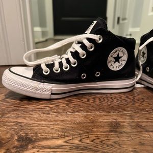 Black women’s converse sneaker. Size 6 hardly worn.